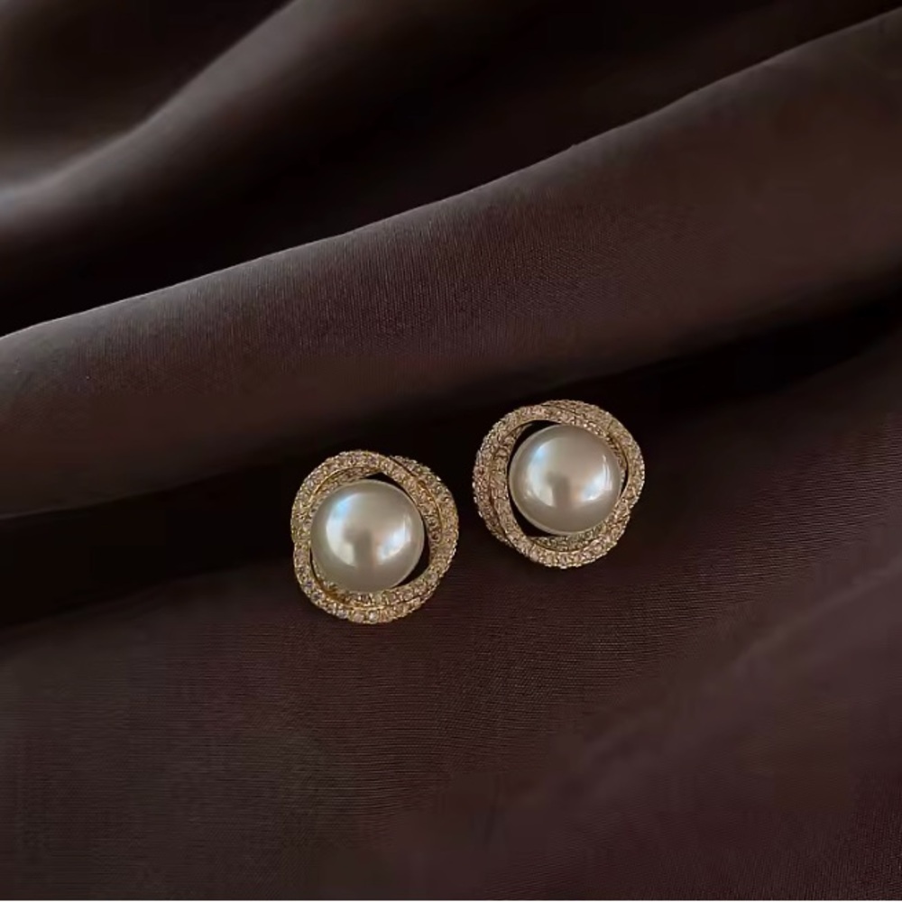 Fashion Imitate Pearl Circle Stud Earrings. - Picture 4 of 5